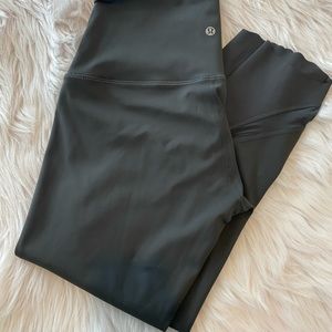 Lululemon wunder under scalloped bottom. Size 8